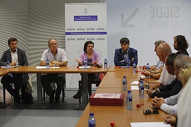  La consejera María Jesús Álvarez, durante su reunión con la Federación de Cofradías de Pescadores.