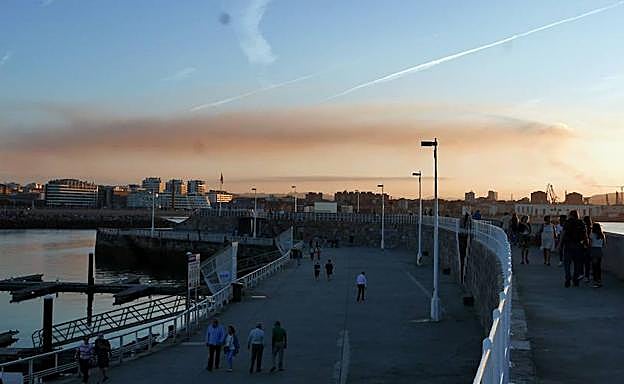 Boina de aire sucio al atardecer sobre la zona oeste.