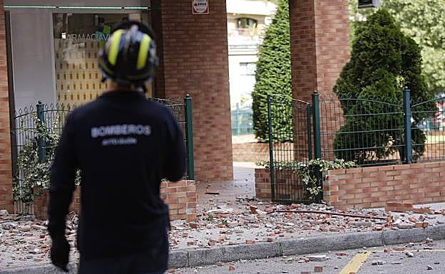 Susto en Viesques por la caída de cascotes