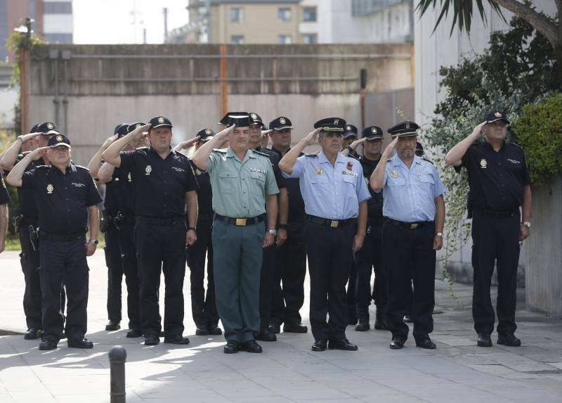 La ceremonia se ha desarrollado a las puertas de la Comisaría de Gijón, donde se ha depositado una corona de laurel en un monolito en memoria de todos los policías fallecidos.