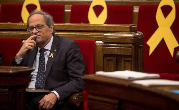 Quim Torra sentado ayer en su escaño del Parlament durante la votación sobre los seis diputados suspendidos por el Supremo.