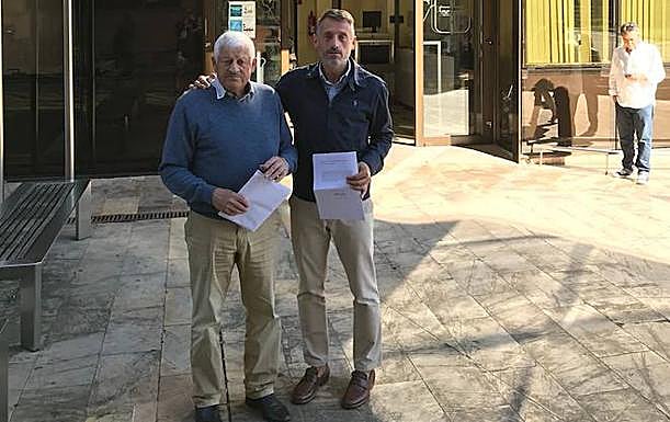 Manuel Méndez y Matías Rodríguez, a las puertas de la Consejería.