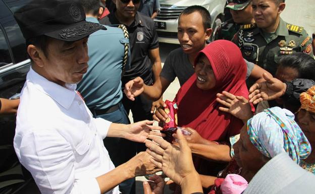 El presidente de Indonesia, Joko Widodo, visitó ayer por segunda vez la zona afectada por el terremoto y el tsunami en la isla de Célebes.