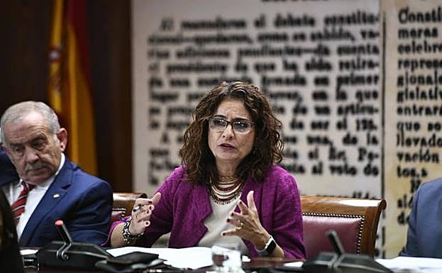 La ministra de Hacienda, María Jesús Montero, comparece en el Senado.