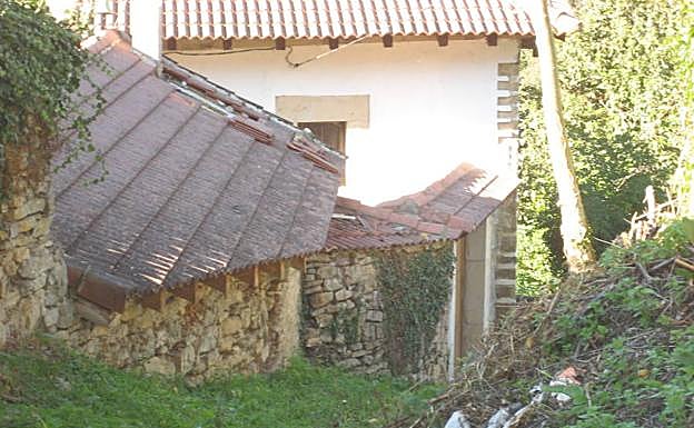 Tejas de la capilla removidas, la semana pasada, bajo las que había un panal