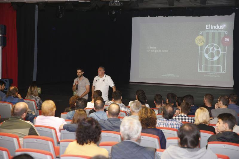 La proyección de 'El Indus, un club de barrio' se presentó en el Ateneo de La Calzada dentro de los actos conmemorativos del 50 aniversario del equipo.