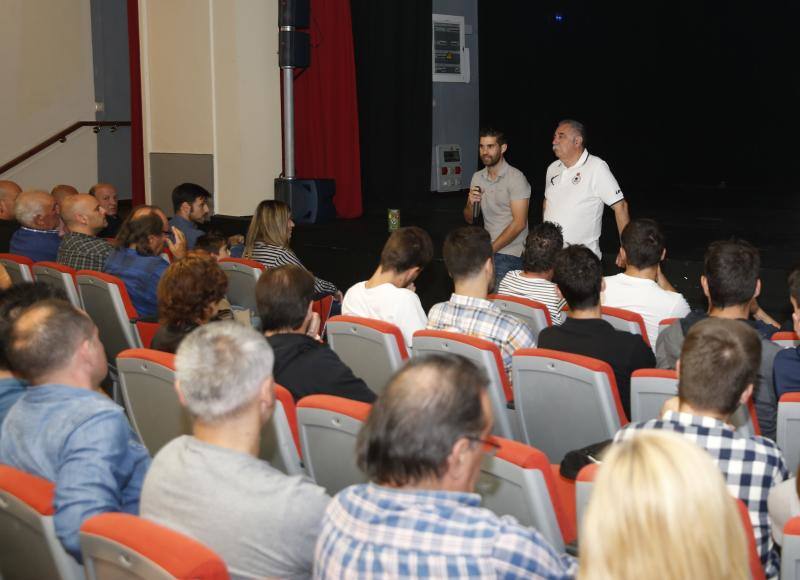 La proyección de 'El Indus, un club de barrio' se presentó en el Ateneo de La Calzada dentro de los actos conmemorativos del 50 aniversario del equipo.