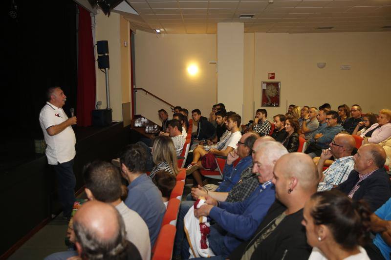 La proyección de 'El Indus, un club de barrio' se presentó en el Ateneo de La Calzada dentro de los actos conmemorativos del 50 aniversario del equipo.