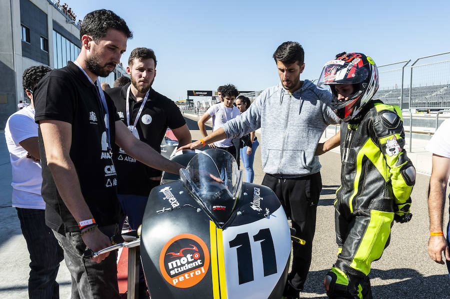 El equipo asturiano superaba este viernes en el circuito de Motorland Aragon las verificaciones dinámicas y administrativas, la presentación del proyecto de diseño e innovación y por último la prueba de aceleración, frenada y gymkana en la recta de meta. Este sábado llegará el turno para los entrenamientos libres por el circuito.