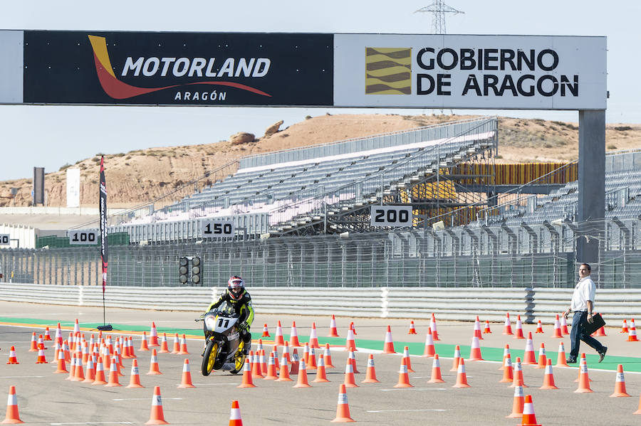 El equipo asturiano superaba este viernes en el circuito de Motorland Aragon las verificaciones dinámicas y administrativas, la presentación del proyecto de diseño e innovación y por último la prueba de aceleración, frenada y gymkana en la recta de meta. Este sábado llegará el turno para los entrenamientos libres por el circuito.