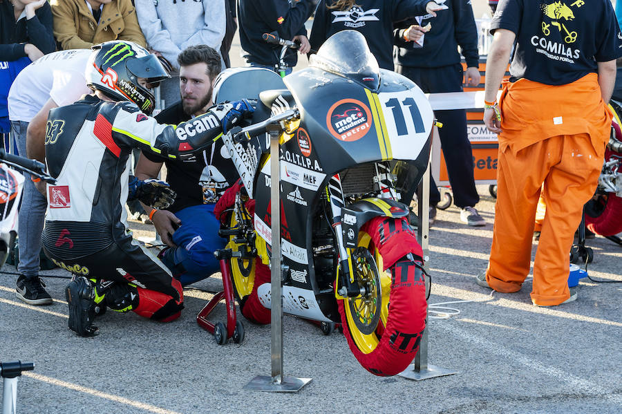 El equipo asturiano superaba este viernes en el circuito de Motorland Aragon las verificaciones dinámicas y administrativas, la presentación del proyecto de diseño e innovación y por último la prueba de aceleración, frenada y gymkana en la recta de meta. Este sábado llegará el turno para los entrenamientos libres por el circuito.