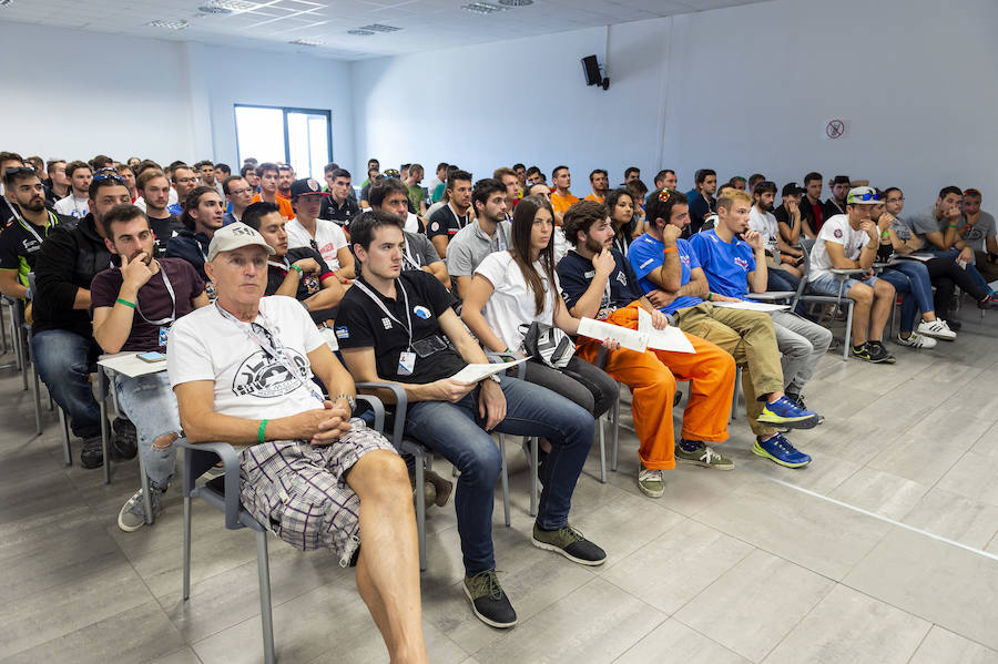 El equipo asturiano superaba este viernes en el circuito de Motorland Aragon las verificaciones dinámicas y administrativas, la presentación del proyecto de diseño e innovación y por último la prueba de aceleración, frenada y gymkana en la recta de meta. Este sábado llegará el turno para los entrenamientos libres por el circuito.