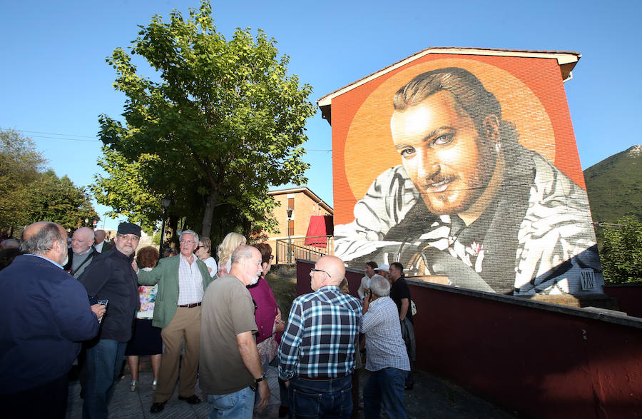 Un mural en la fachada de uno de los edificios de la calle Paulino García de Tudela Veguín recordará para siempre a su hijo más ilustre, el artista Tino Casal. La obra ha sido realizada por Javier Robledo, 'Xav', en el marcado del Festival de Intervención Mural de Oviedo Parees.