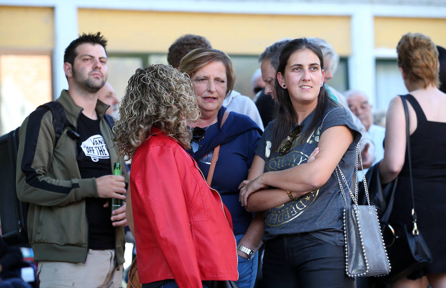 Un mural en la fachada de uno de los edificios de la calle Paulino García de Tudela Veguín recordará para siempre a su hijo más ilustre, el artista Tino Casal. La obra ha sido realizada por Javier Robledo, 'Xav', en el marcado del Festival de Intervención Mural de Oviedo Parees.