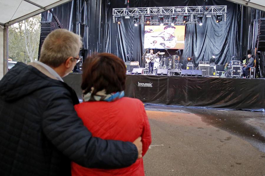 2.300 personas, según la organización, han disfrutado en el parque Hermanos Castro de Gijón del XXX Conciertu pola Oficialidá, una cita reivindicativa impulsada por la Xunta pola Defensa de la Llingua Asturiana que ha contado con la participación de Tejedor, Dixebra, L-R, y Skama la Rede, entre otros.