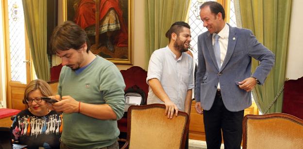 Rubén Rosón y Eduardo Rodríguez conversan antes del Pleno de ayer, mientras Del Páramo y Taboada, a la izquierda, consultan el móvil y el ordenador. 