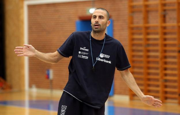 El nuevo entrenador del Liberbank Oviedo Baloncesto, Javi Rodríguez, en un entrenamiento del equipo en Pumarín. 