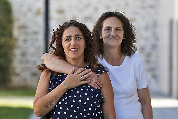 Nerea Fervienza y Raquel Hernández sonríen a la cámara para EL COMERCIO. 