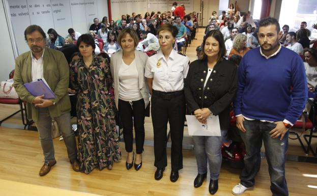 El médico José Enrique González, la periodista Bárbara Alonso, la psicóloga de la Guardia Civil Olga Torralbo, la policía nacional Verónica Fernández, la psicóloga Mar de Manuel y Efrén Díaz, técnico en emergencias.