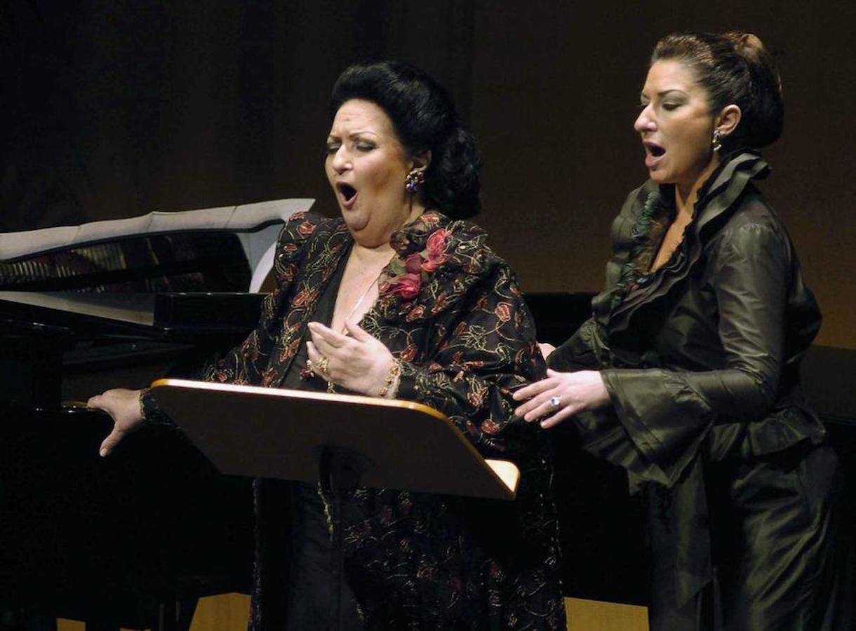 Con su hija, Montserrat Martí, en un recital en el Teatro Campoamor, en Oviedo, en 2012. 