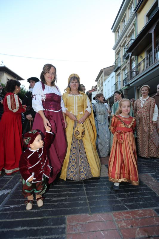 El actor Pablo Castañón, caracterizado como Pedro Menéndez de Avilés recorre durante tres días las calles acompañado por primera ves de la asociación Kerveros, que se ocupa de la recreación histórica.