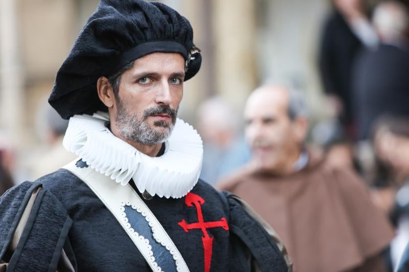 El actor Pablo Castañón, caracterizado como Pedro Menéndez de Avilés recorre durante tres días las calles acompañado por primera ves de la asociación Kerveros, que se ocupa de la recreación histórica.