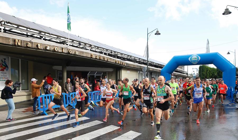 El Santa Olaya y el Grupo han vuelto a unirse este domingo por el deporte, con motivo de la carrera con la que cada temporada estrechan vínculos. Más de 600 corredores tomaron parte en la prueba. 