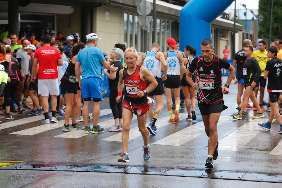 El Santa Olaya y el Grupo han vuelto a unirse este domingo por el deporte, con motivo de la carrera con la que cada temporada estrechan vínculos. Más de 600 corredores tomaron parte en la prueba. 