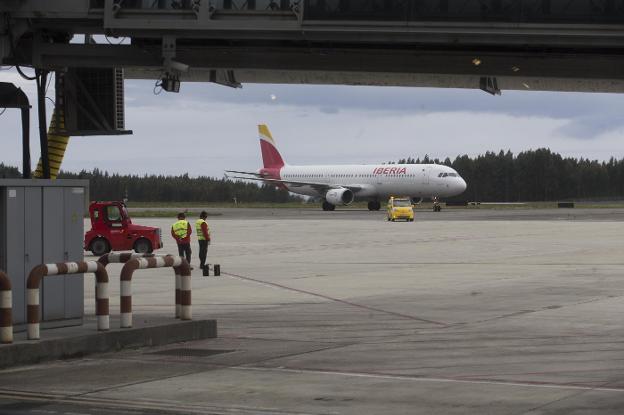 Una aeronave de Ibera se dirige hacia la terminal para utilizar el finger. 