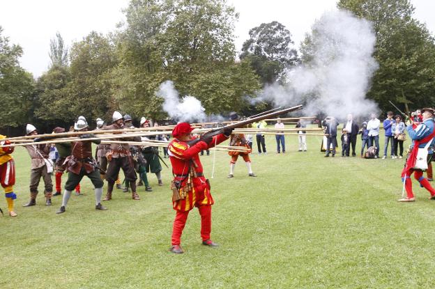 Recreación de la batalla celebrada ayer en el Parque de Ferrera. 