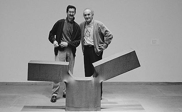 Imagen principal - Arriba, Uriarte y Chillida, en Berlín. Abajo, montaje del 'Elogio' y Chillida en el proceso final de obras.