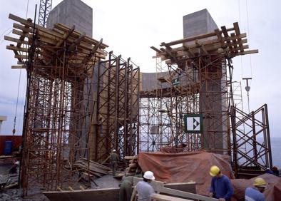 Imagen secundaria 1 - Arriba, Uriarte y Chillida, en Berlín. Abajo, montaje del 'Elogio' y Chillida en el proceso final de obras.