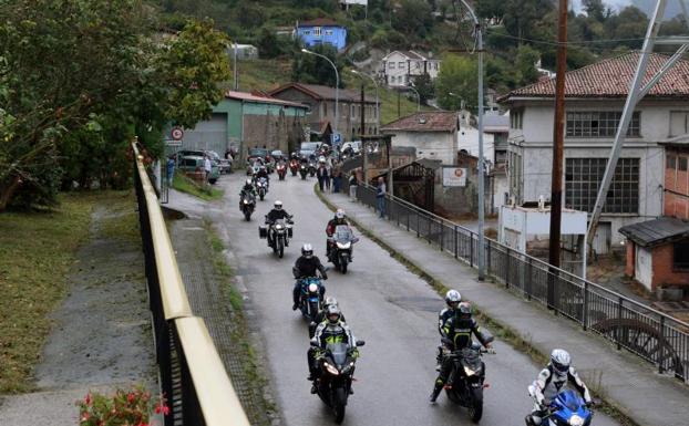 Comitiva de moteros que acompañó al coche fúnebre desde el tanatorio hasta la iglesia de Cabañaquinta.