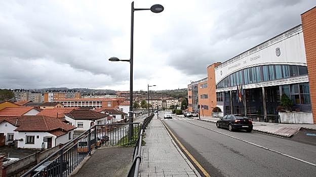 El proyecto de la UTE 'Bosque y Valle' para el Bulevar de Santullano prevé demoler el camino de Rubín para nivelar su cota a las viviendas de Guillén Lafuerza, lo que afectaría de lleno al edificio de Seguridad Ciudadana, que tendría que habilitar un nuevo acceso al nivel actual del sótano. 