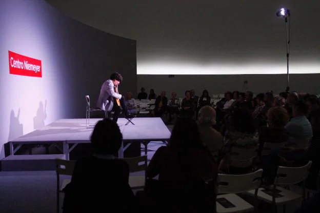 Actuación de Samuel Diz, ayer en el Niemeyer. 