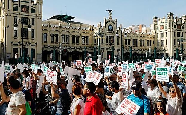 Miles de valencianos, zaragozanos y turolenses protagonizaron una marcha para pedir más fondos a la UE para su ferrocarril. 