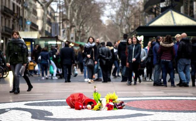 Unas flores homenajean seis meses depués a las víctimas del atentado de las Ramblas de Barcelona.