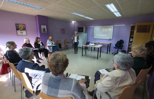 Sharon Calderón, ayer, durante la primera sesión en el Centro Asesor de la Mujer. 