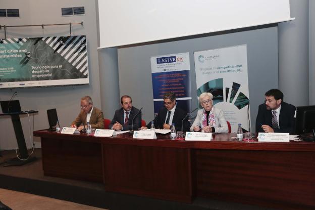 Álvaro Alonso, Víctor Solla, Alejandro Durán, Teresa Vigón y Xabiel García, en la inauguración. 