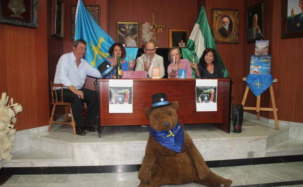 Escanciado solidario del Centro Asturiano de Sevilla