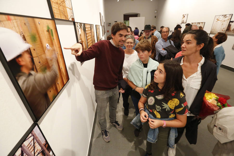Inauguración de la exposición fotográfica de Jesús Uriarte, en el Antiguo Instituto, con la que muestra el proceso de creación de Eduardo Chillida