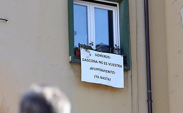 Los hosteleros de Gascona piden quitar los carteles  de protesta de los vecinos