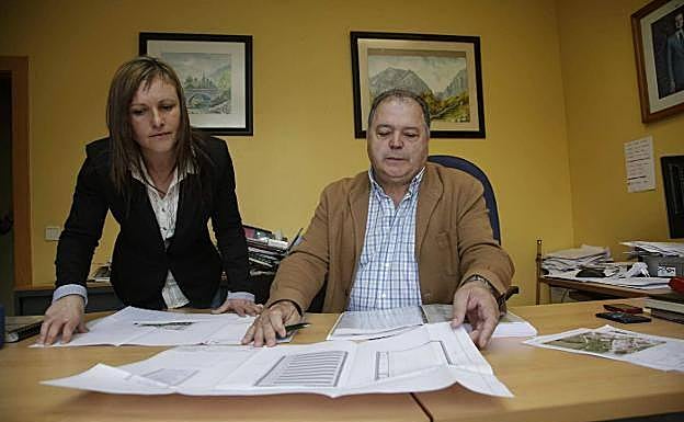 Cándido Vega cedió su puesto de alcalde a Mercedes Traviesa tras ser inhabilitado en 2013. 