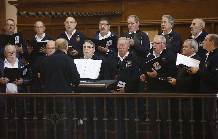 Una gran representación de la sociedad gijonesa y asturiana llena la iglesia San José para dar el último adiós al abogado