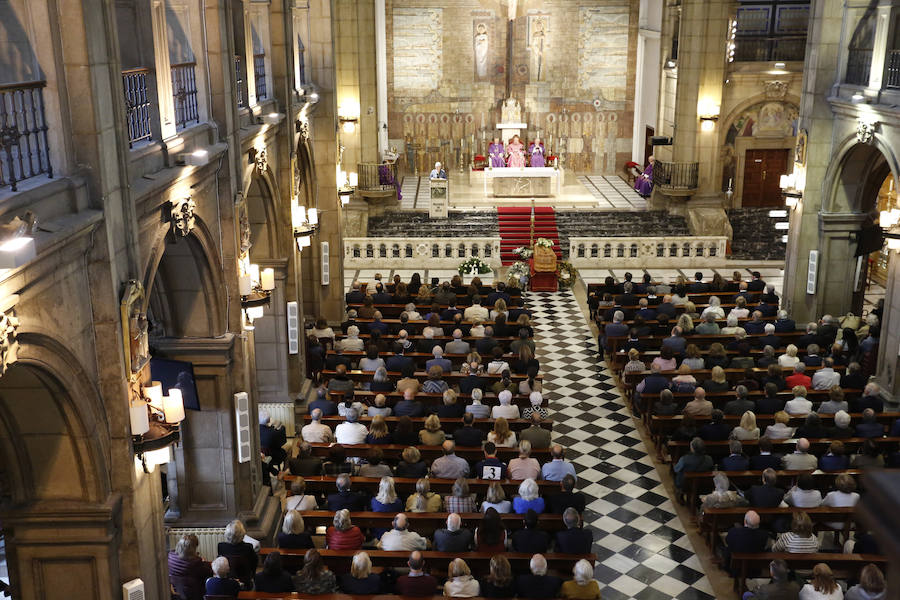 Una gran representación de la sociedad gijonesa y asturiana llena la iglesia San José para dar el último adiós al abogado