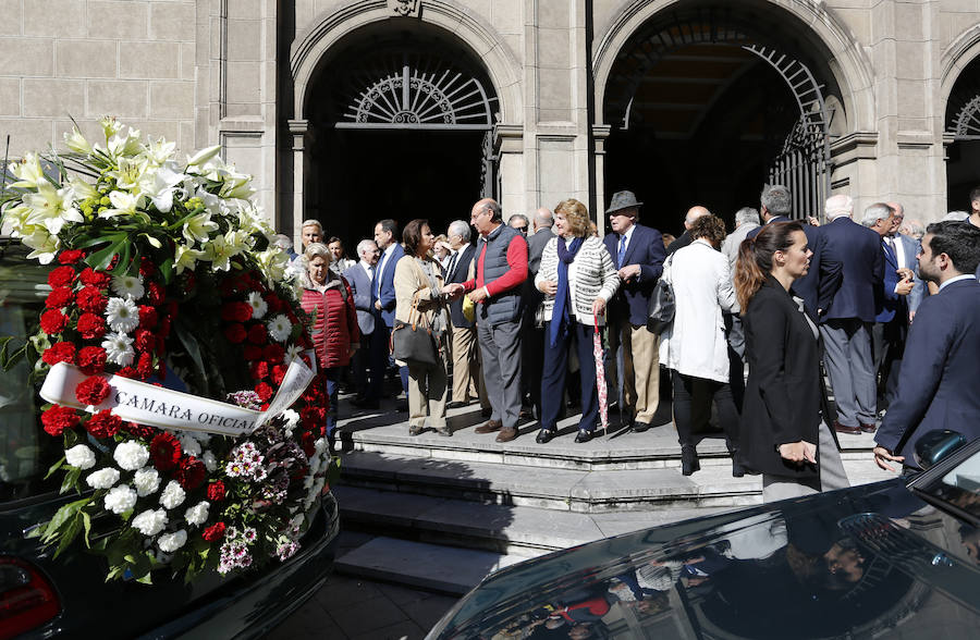 Una gran representación de la sociedad gijonesa y asturiana llena la iglesia San José para dar el último adiós al abogado
