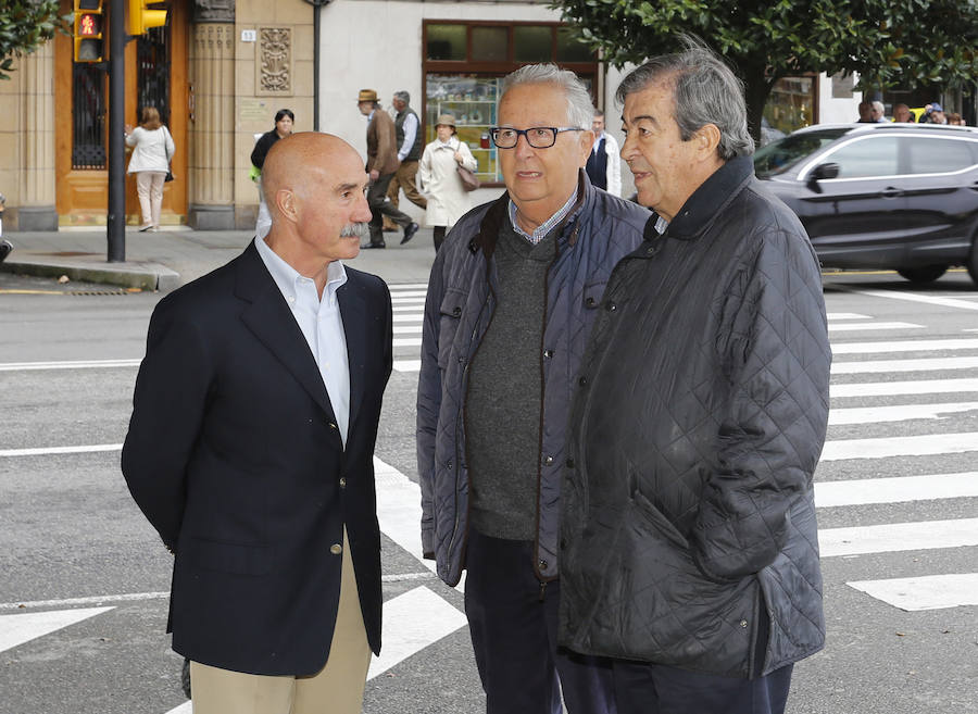 Una gran representación de la sociedad gijonesa y asturiana llena la iglesia San José para dar el último adiós al abogado