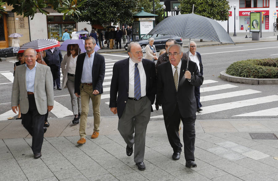 Una gran representación de la sociedad gijonesa y asturiana llena la iglesia San José para dar el último adiós al abogado