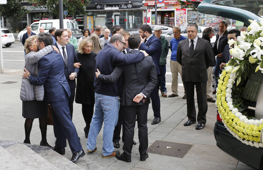 Una gran representación de la sociedad gijonesa y asturiana llena la iglesia San José para dar el último adiós al abogado