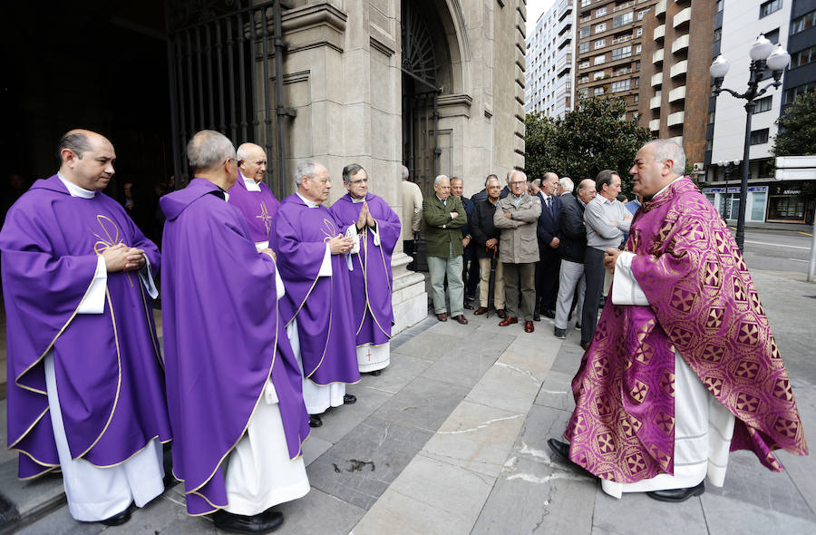 Una gran representación de la sociedad gijonesa y asturiana llena la iglesia San José para dar el último adiós al abogado